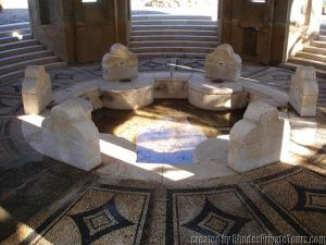 El agua de manantial fluye de las seis fuentes en una circular cisterna.. Baños de Kalithea 