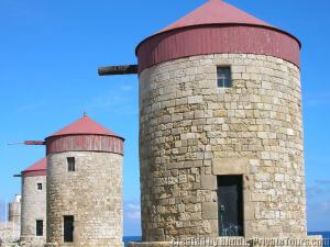 tres molinos de viento bizantinos hechos de piedra
