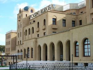 El imponente “hotel de las rosas” fue construido por los italianos, en 1932. Contiene hoy el “casino Rodos”.
