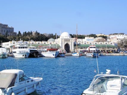 Mandraki Port, Tours in Rhodes for alone traveling seniors