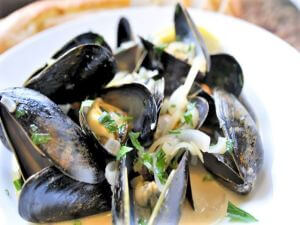 steamed mussels with white wine