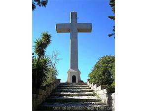 La concreta imponente cruz.