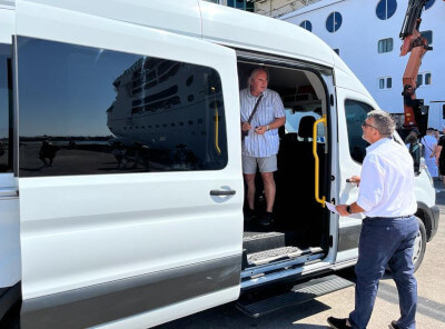 wheelchair accessible minibus with full lift